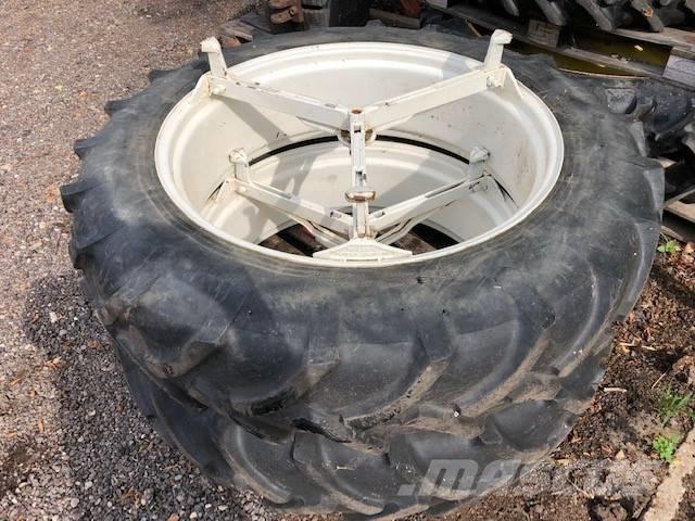 Pirelli 13.6 R38 Banden, wielen en velgen