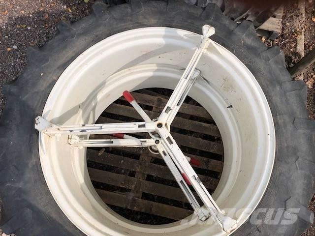 Pirelli 13.6 R38 Banden, wielen en velgen