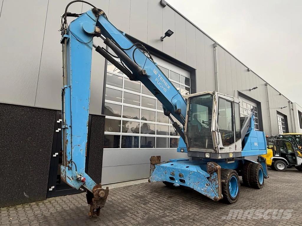 Fuchs MHL320 Waste / industry handlers