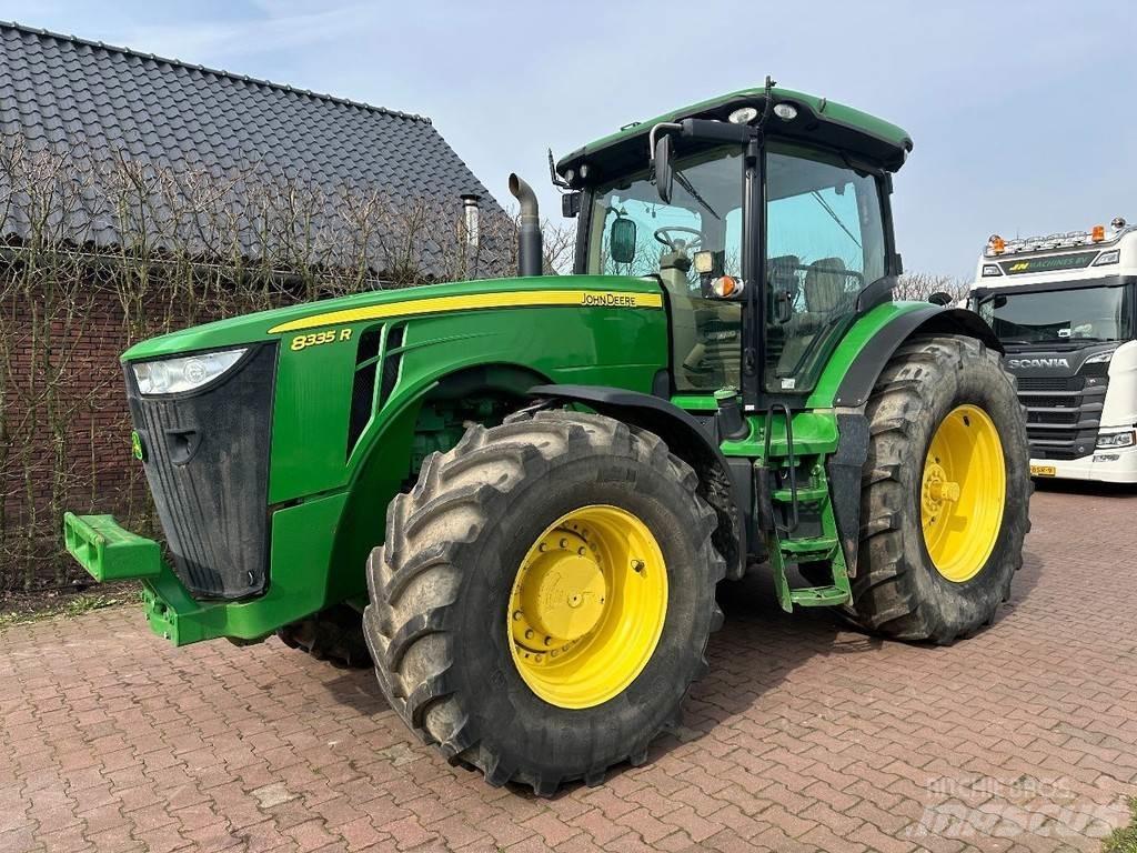 John Deere 8335R Tractoren
