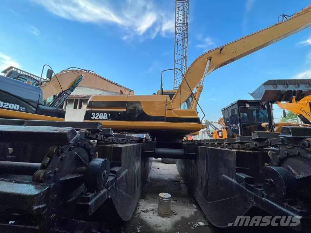 CAT 320 B L Amfibische graafmachines
