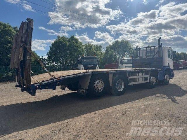 Scania P 370 Vrachtwagen met vlakke laadvloer en lier