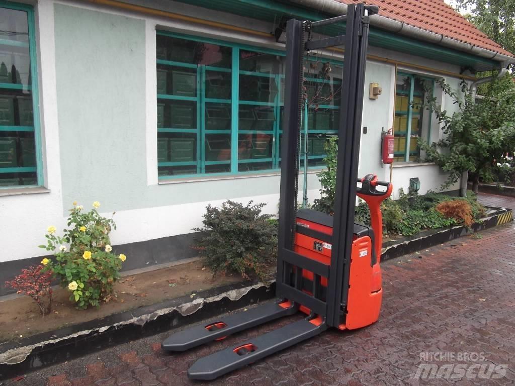 Linde L12 /379/ V-2097 Zelfrijdende stapelaars