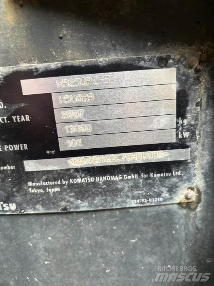 Komatsu WA250PZ-5 Wielladers