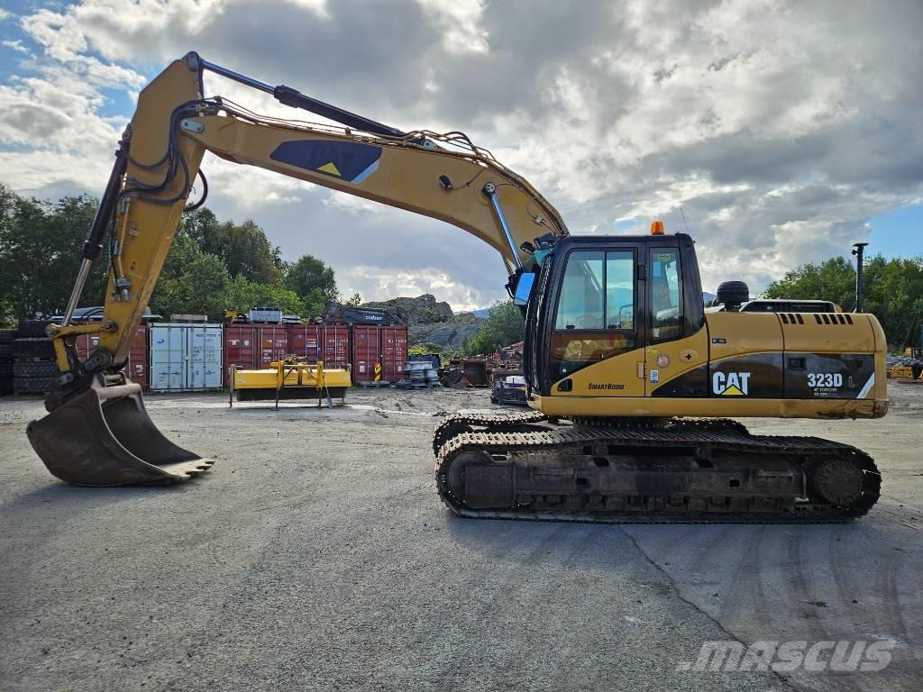 CAT 323 Rupsgraafmachines