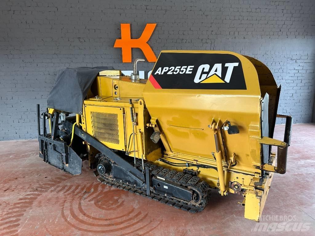 CAT AP 255 E Asfaltafwerkmachines