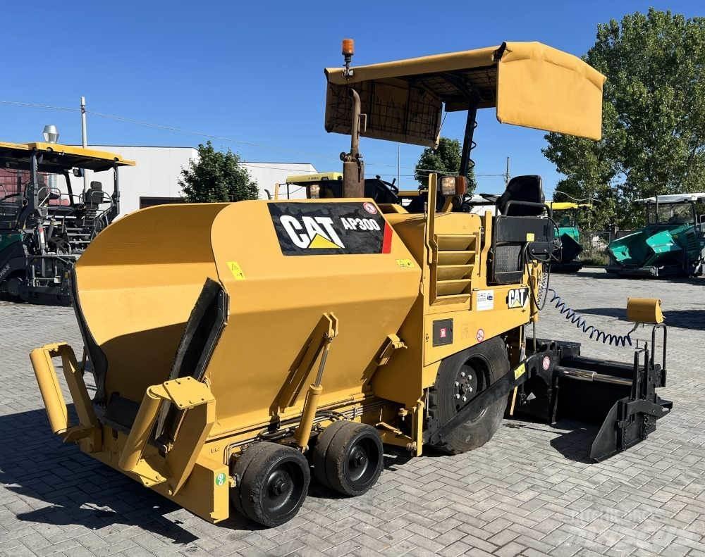 CAT AP 300 Asfaltafwerkmachines