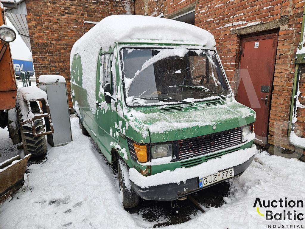 Mercedes-Benz 207D Gesloten bedrijfswagens