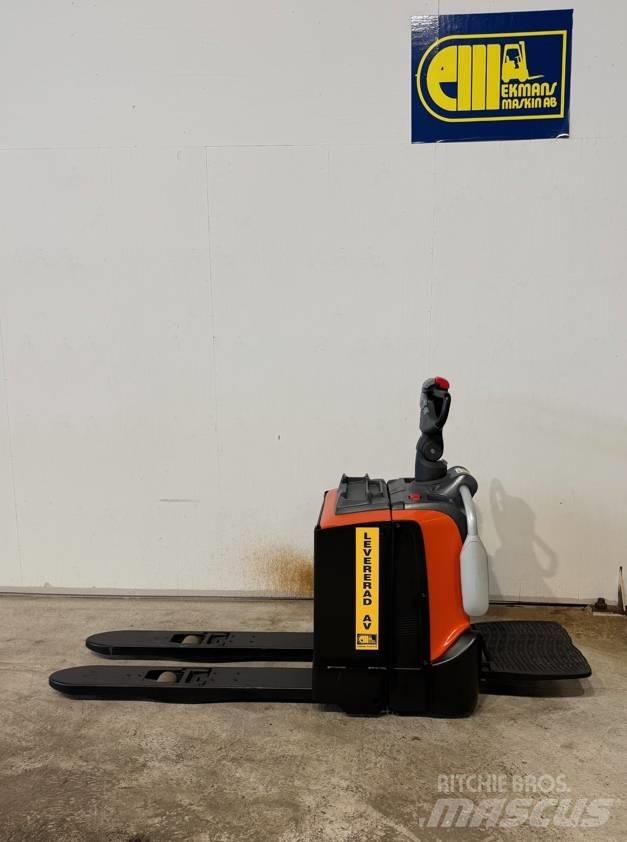 BT truck LPE200 Pallettruck met meerij platform