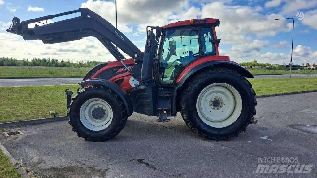 Valtra T 214 Tractoren