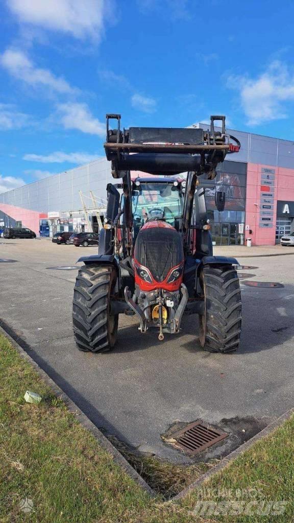 Valtra T 214 Tractoren
