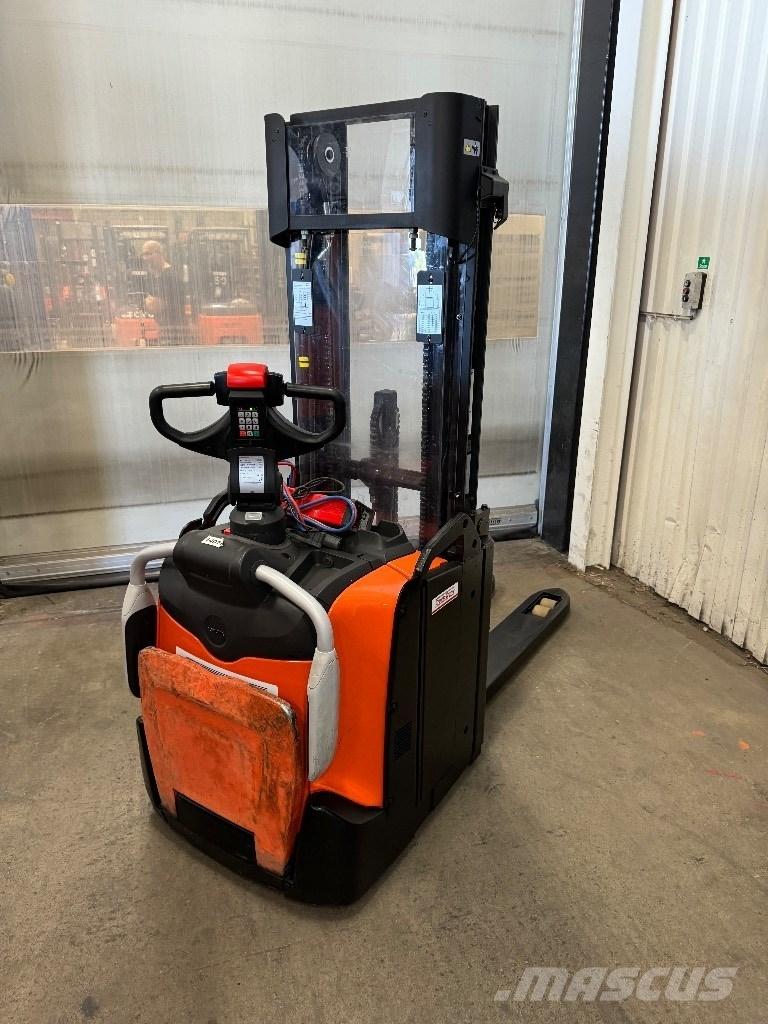 Toyota SPE120L Pedestrian stacker
