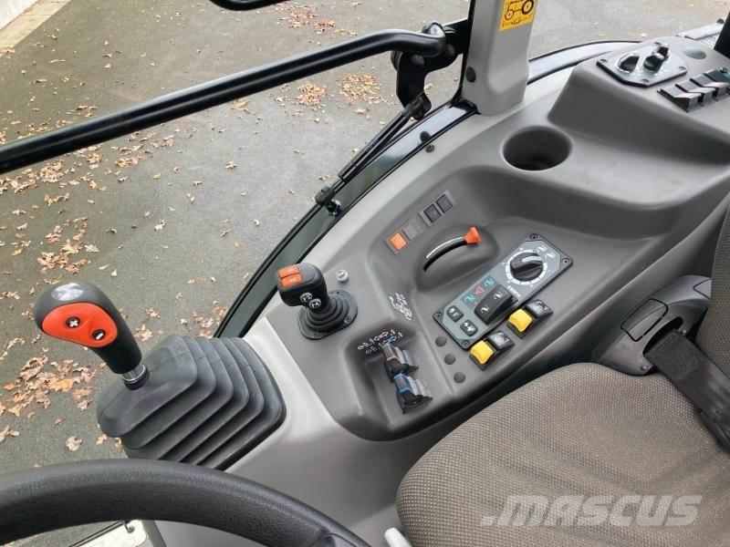 CLAAS NEXOS 240 M Tractoren