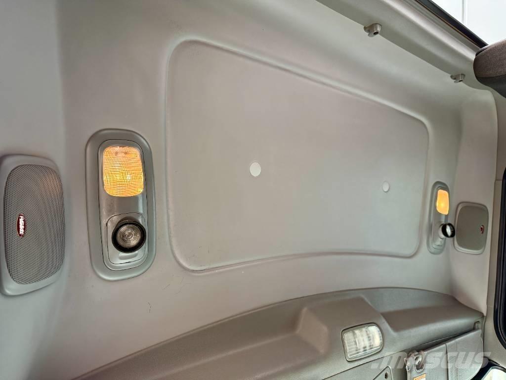 Peterbilt 389 Trekkers