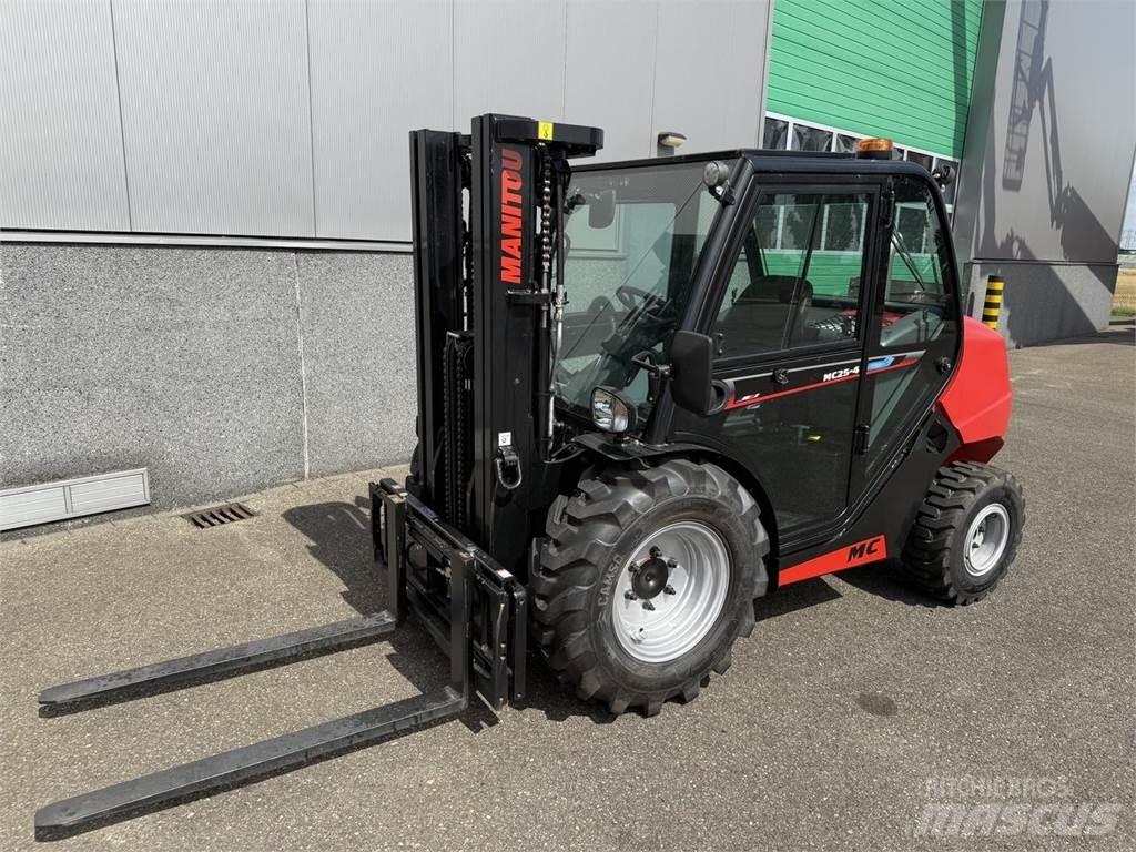 Manitou MC25-4 Vorkheftruck voor zwaar terrein