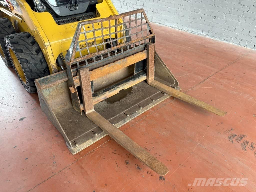 CAT 216 B Schrankladers