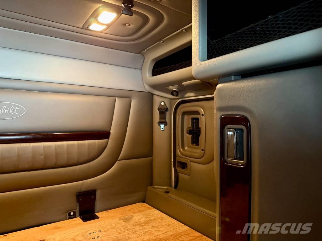 Peterbilt 389 PRIDE Trekkers