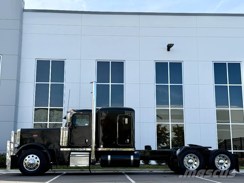 Peterbilt 389 PRIDE Trekkers