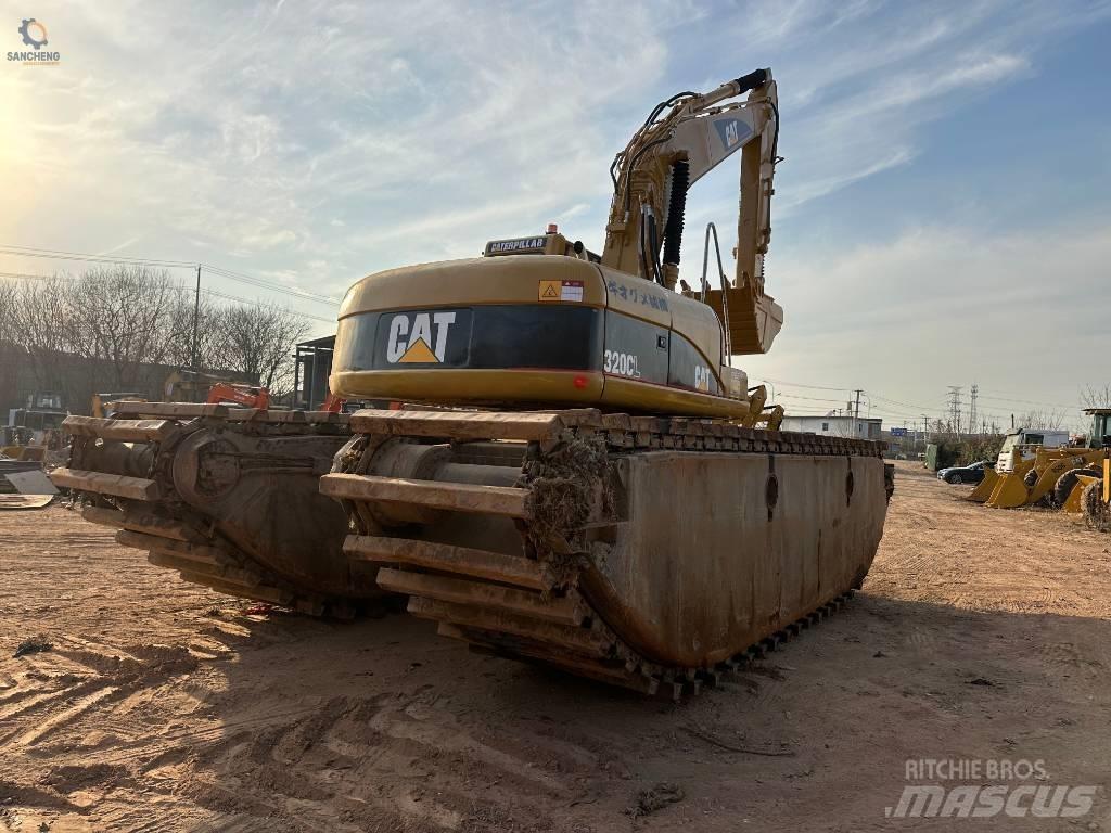 CAT 320 C L Amfibische graafmachines