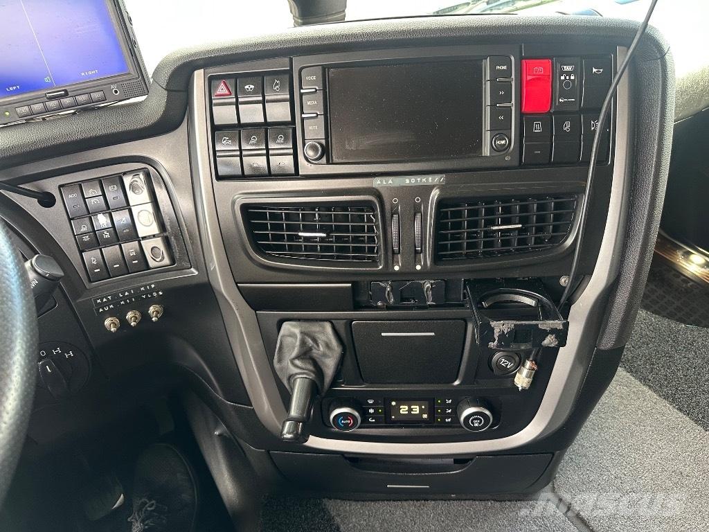 Iveco Stralis 8x4*4 Vrachtwagen met containersysteem