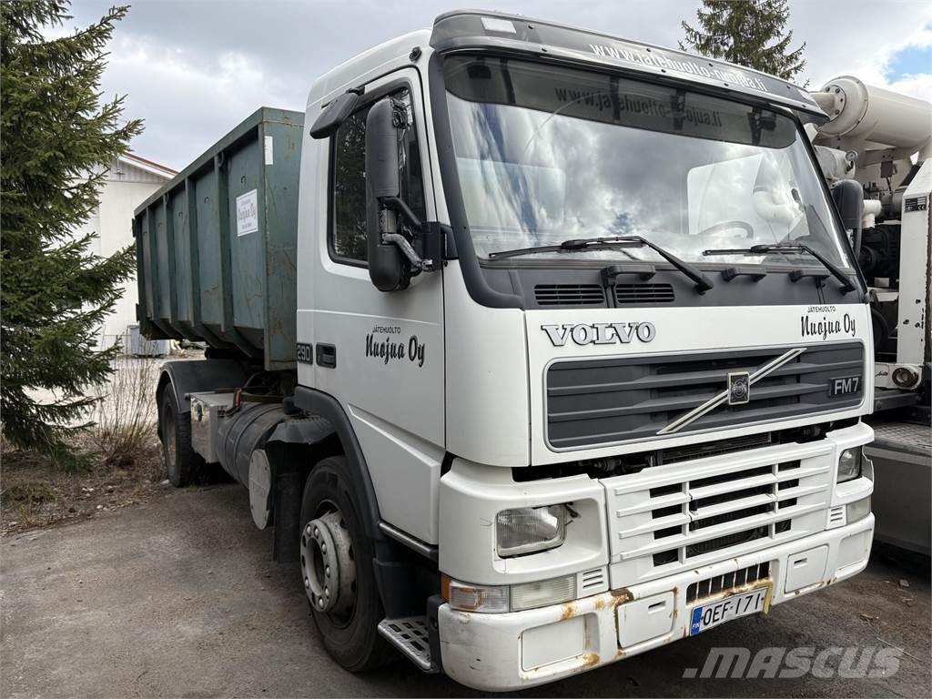 Volvo FM7 Containertrucks met kabelsysteem