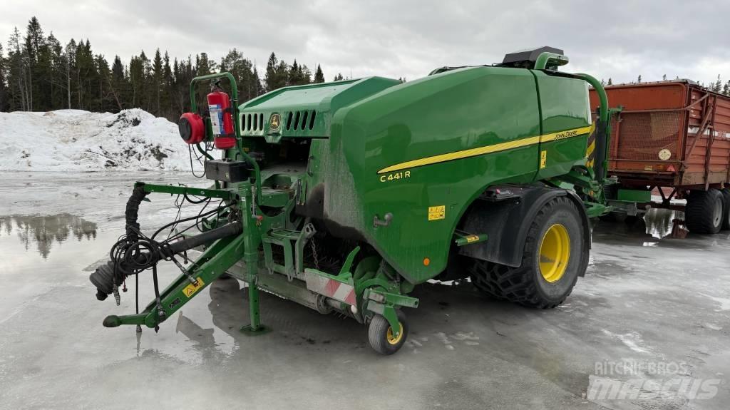 John Deere C 441 R Ronde-balenpersen