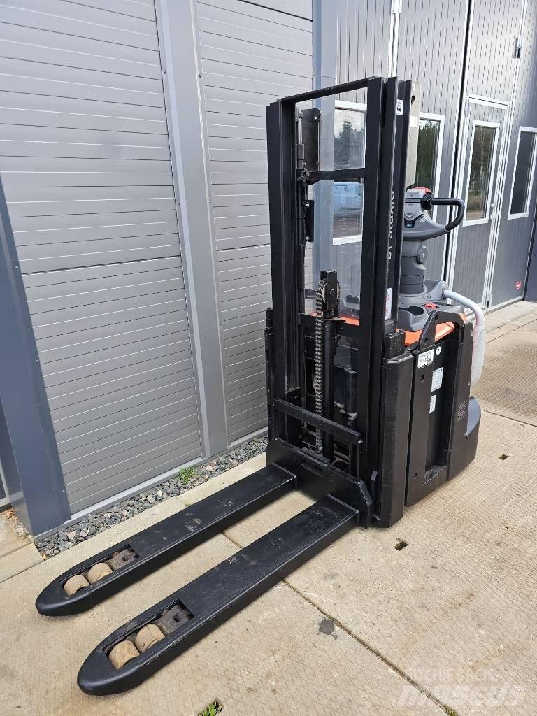 BT SPE 200 D 2500mm Meeloop stapelaar