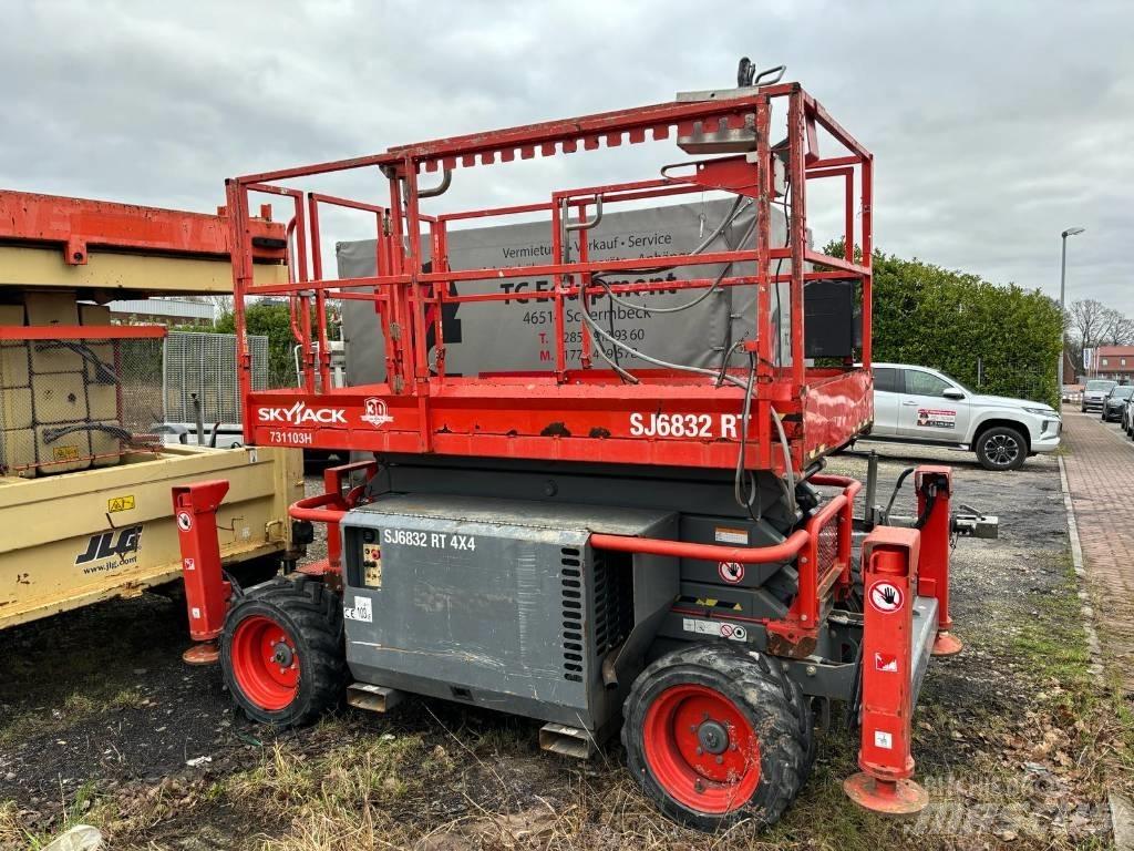 SkyJack SJ 6832 RT Schaarhoogwerkers