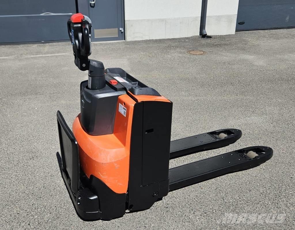 Toyota LWE 200 (myyty) Pallettruck met meerij platform