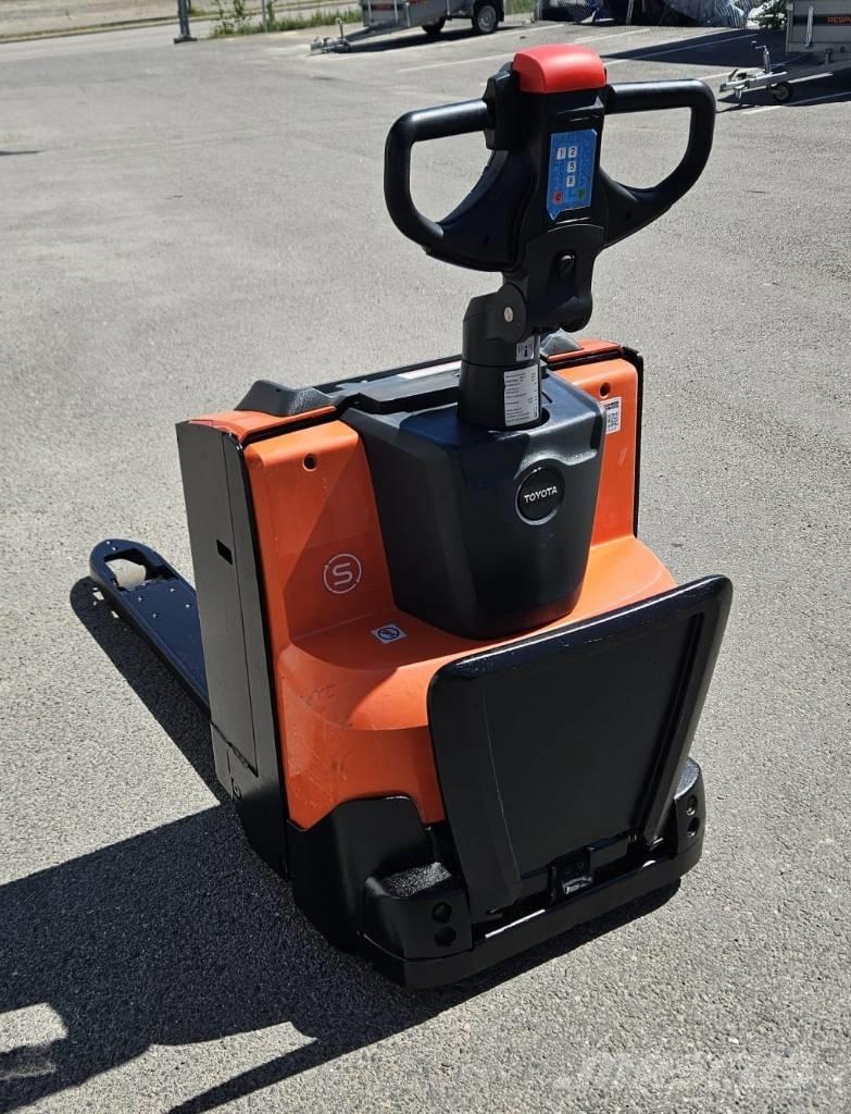 Toyota LWE 200 (myyty) Pallettruck met meerij platform