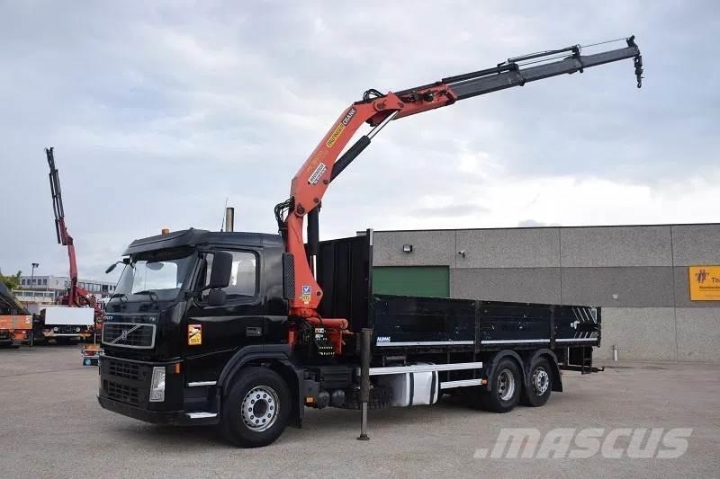 Volvo FM 330 Vrachtwagen met vlakke laadvloer en lier