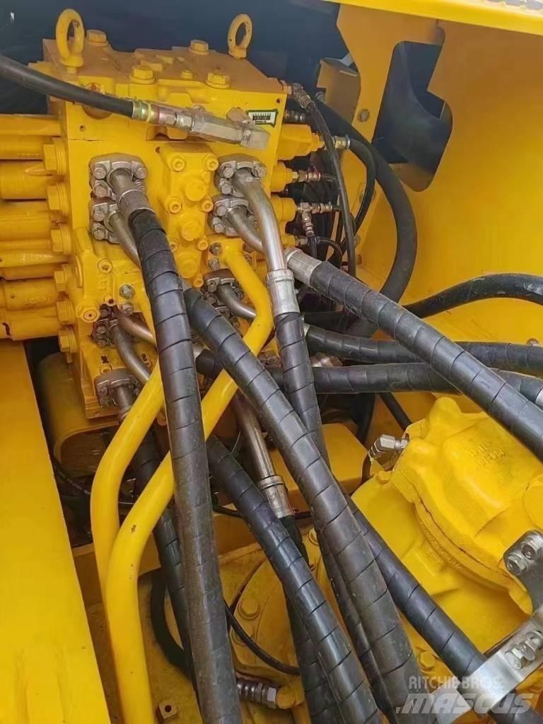 Komatsu 240LC-8 Rupsgraafmachines