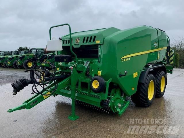 John Deere C441 R Ronde-balenpersen