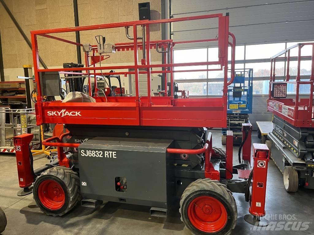SkyJack SJ 6832 RTE Schaarhoogwerkers