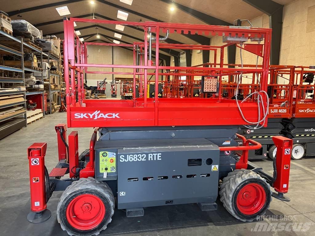 SkyJack SJ 6832 RTE Schaarhoogwerkers