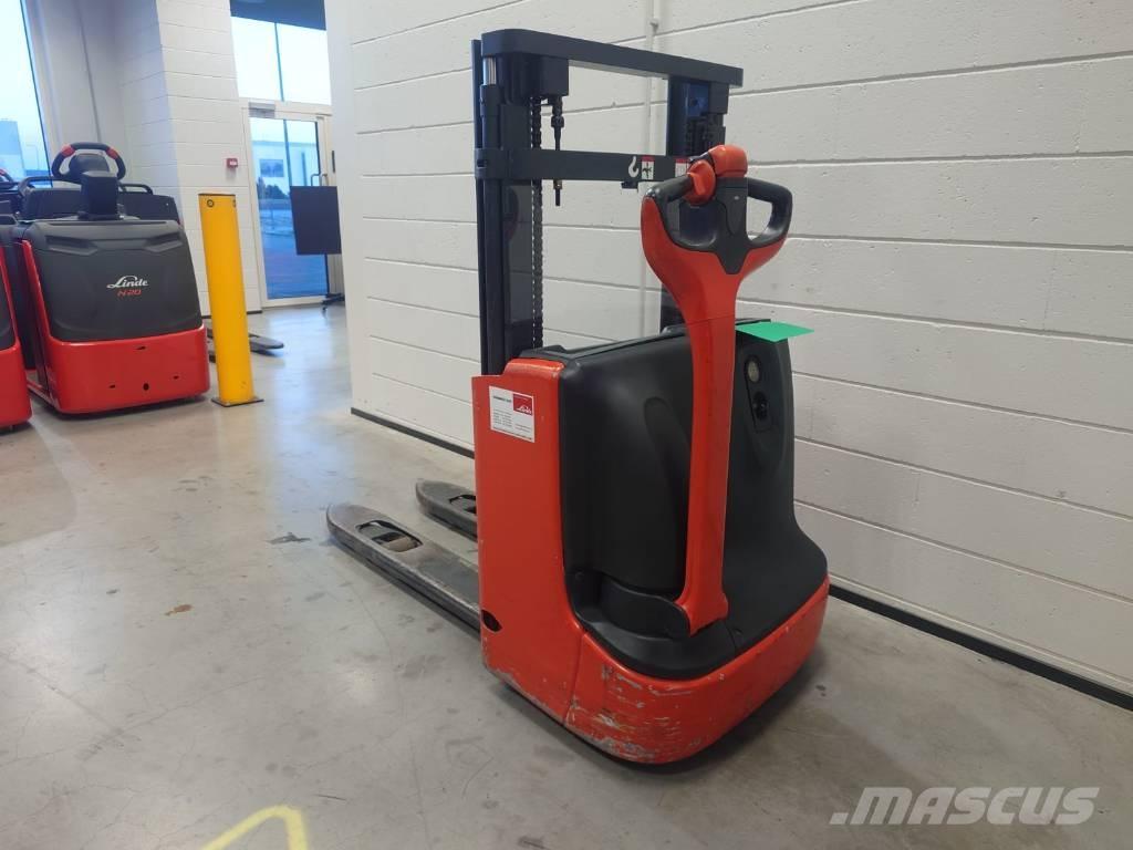 Linde L12/1172 Meeloop stapelaar