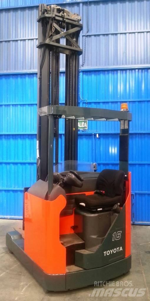 Toyota 7 FBRE 16 Reachtruck voor hoog niveau