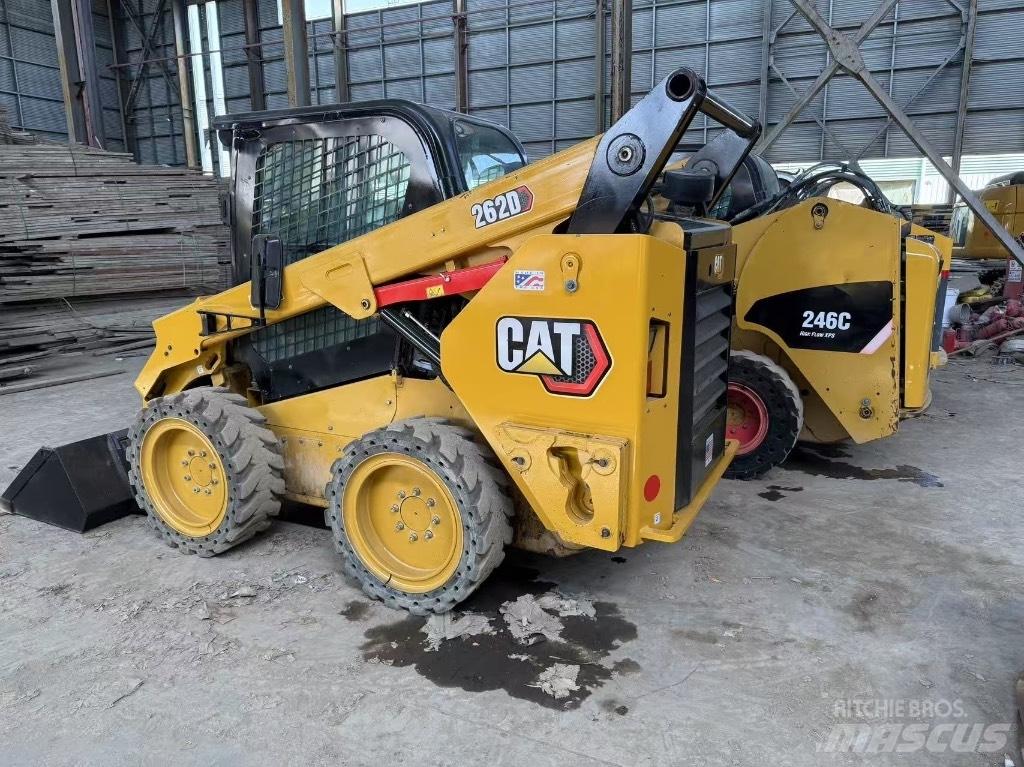 CAT 246C and 262D Schrankladers