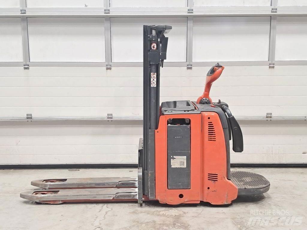 Linde D12 AP Meeloop stapelaar