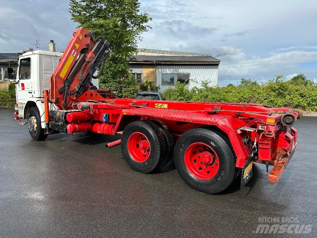 Scania P 93 M Vlakke laadvloer met kraan