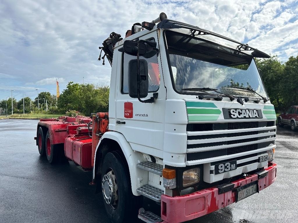 Scania P 93 M Vlakke laadvloer met kraan