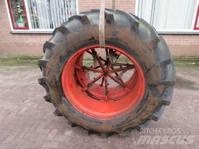 Taurus 16.9/34 Dubbele wielen
