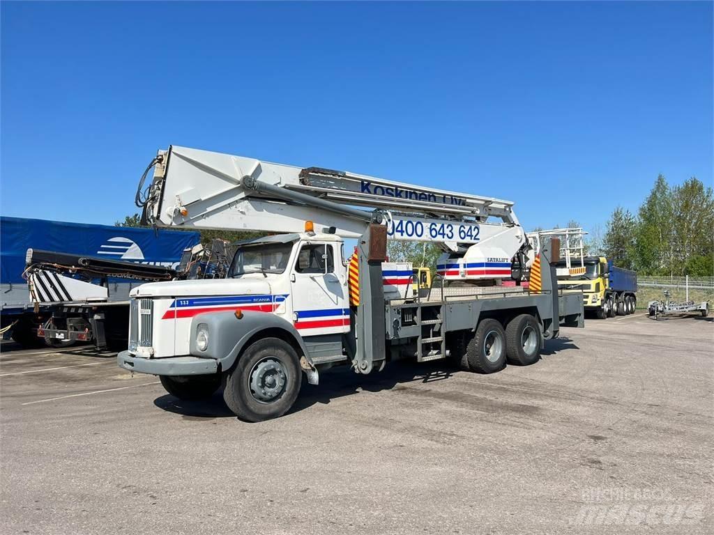 Scania 111 6X2 Vlakke laadvloer met kraan