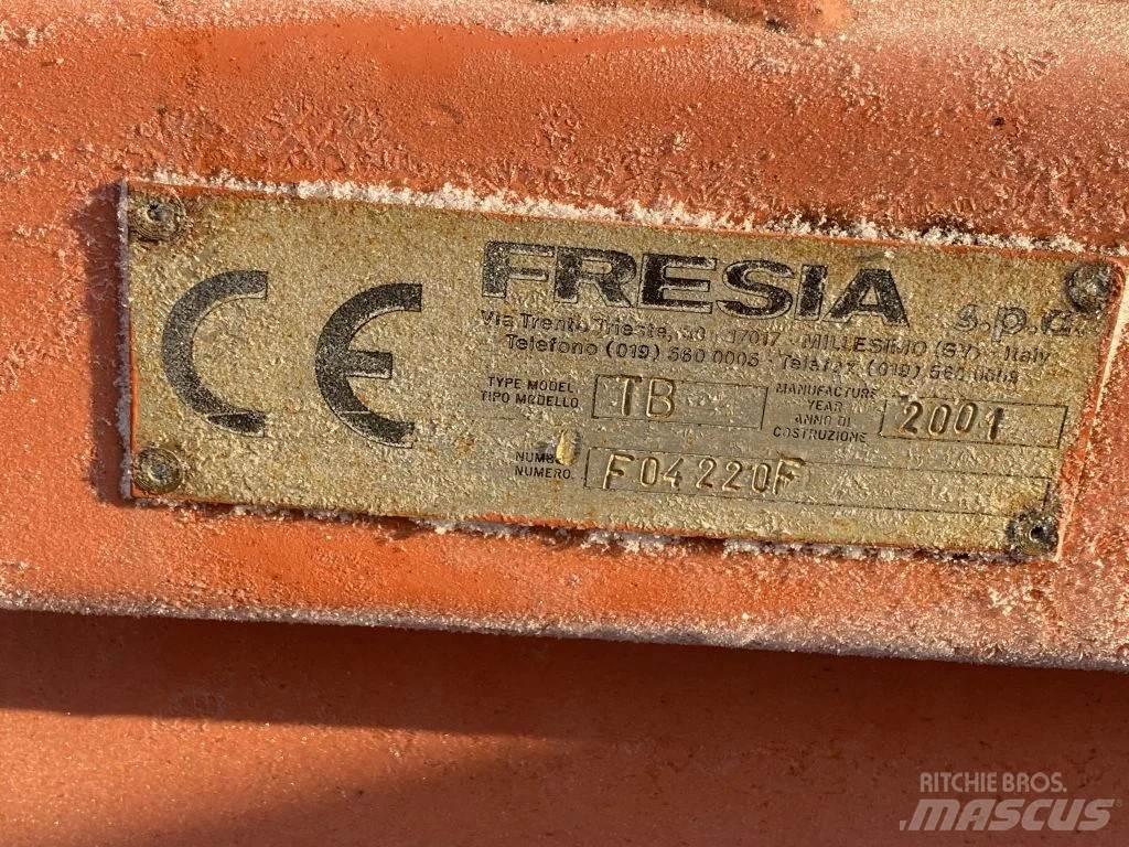  Fresia + Snow shovel Sneeuwschuivers en -ploegen