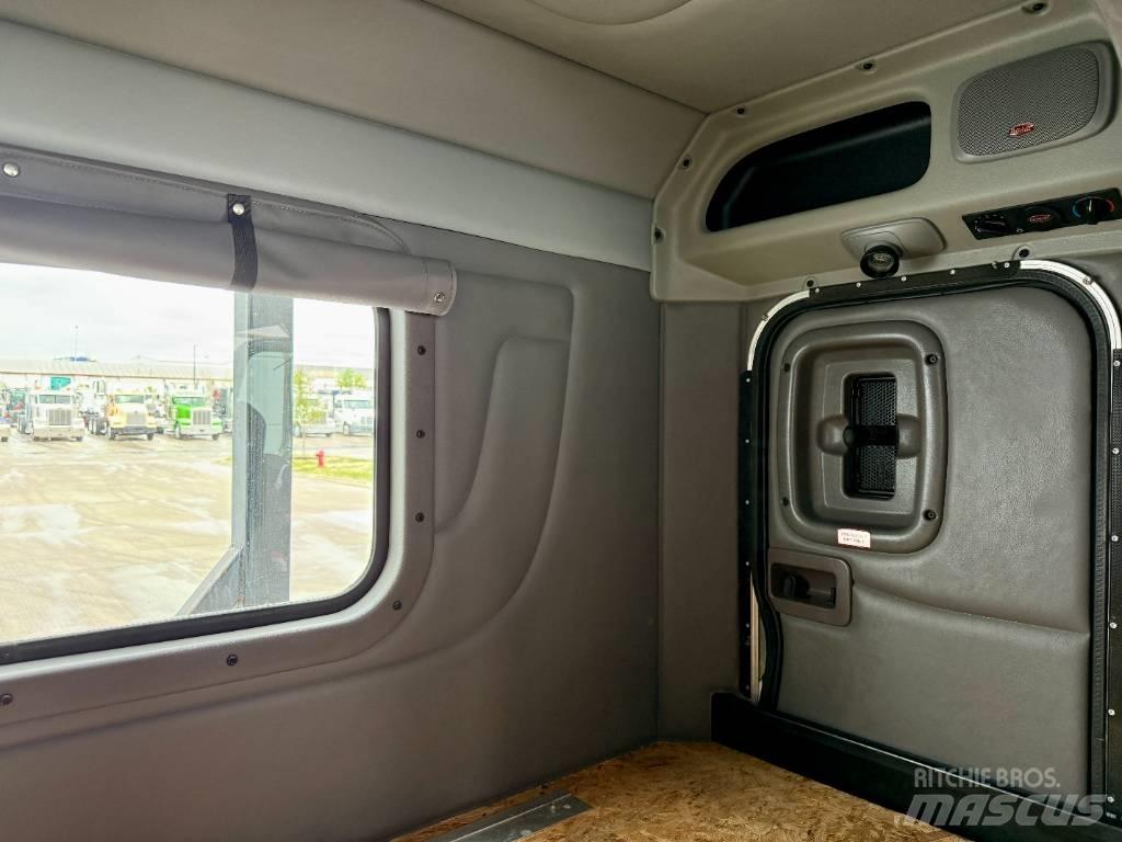 Peterbilt 389 Trekkers