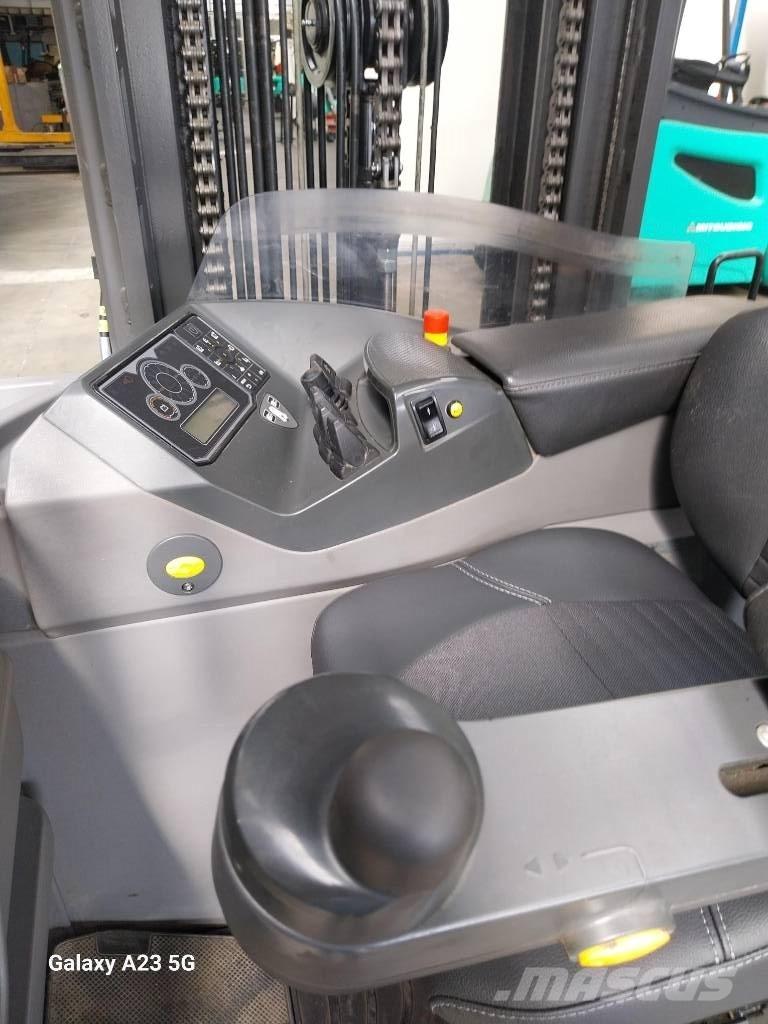 Mitsubishi RBM25N3 Reachtruck voor hoog niveau
