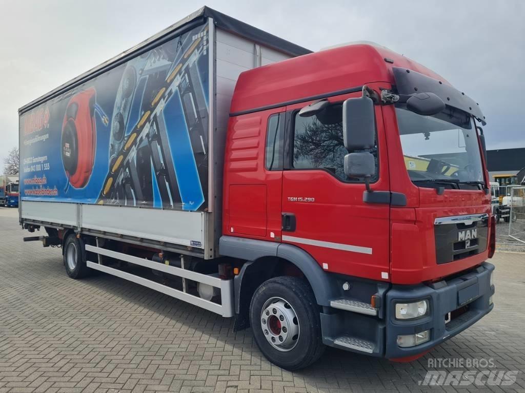 MAN 15.290 / 7.7m / LIFT Schuifzeilopbouw