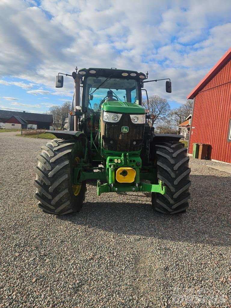 John Deere 6210 R Tractoren