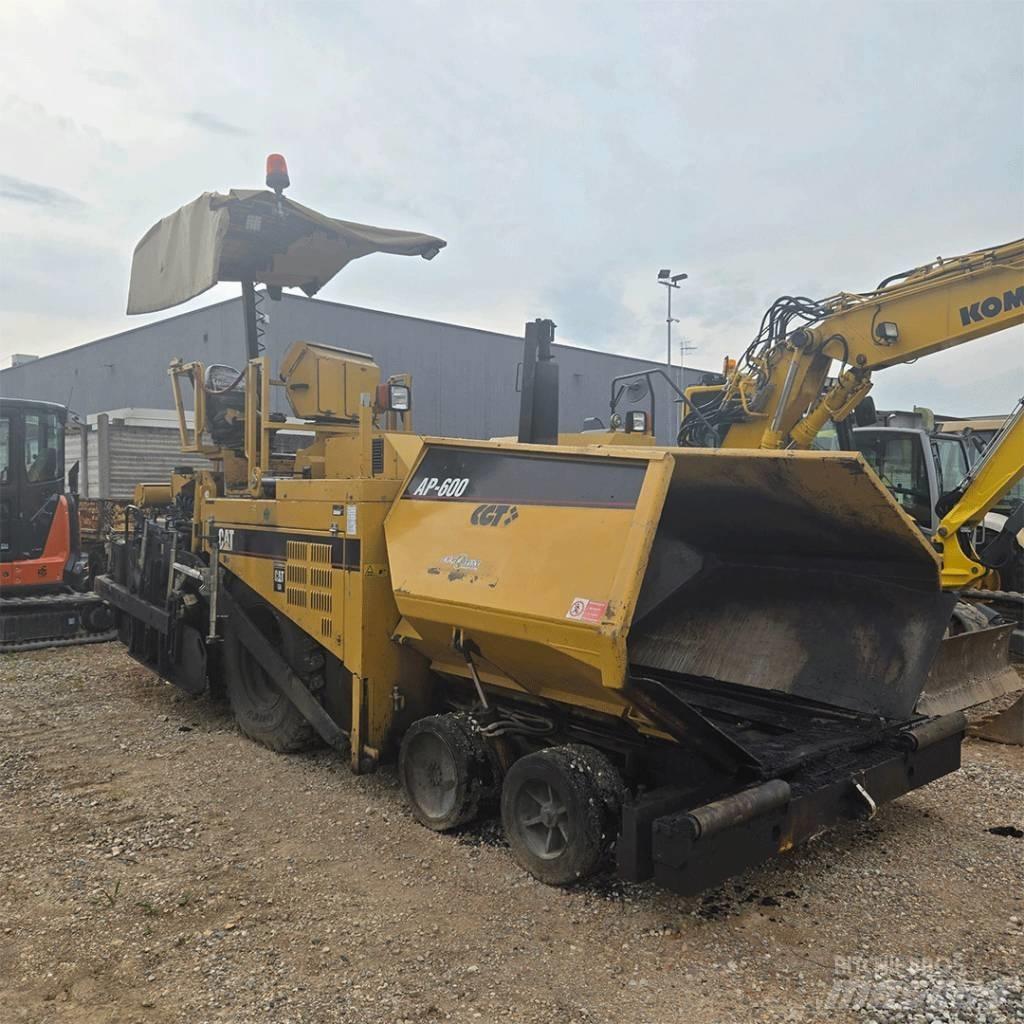 CAT AP600 Asfaltafwerkmachines