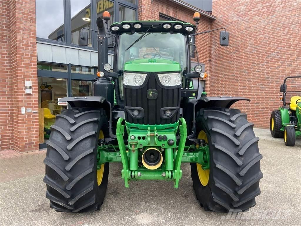John Deere 6215R Tractoren
